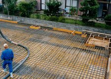 Pouring of concrete for a seismic isolation slab